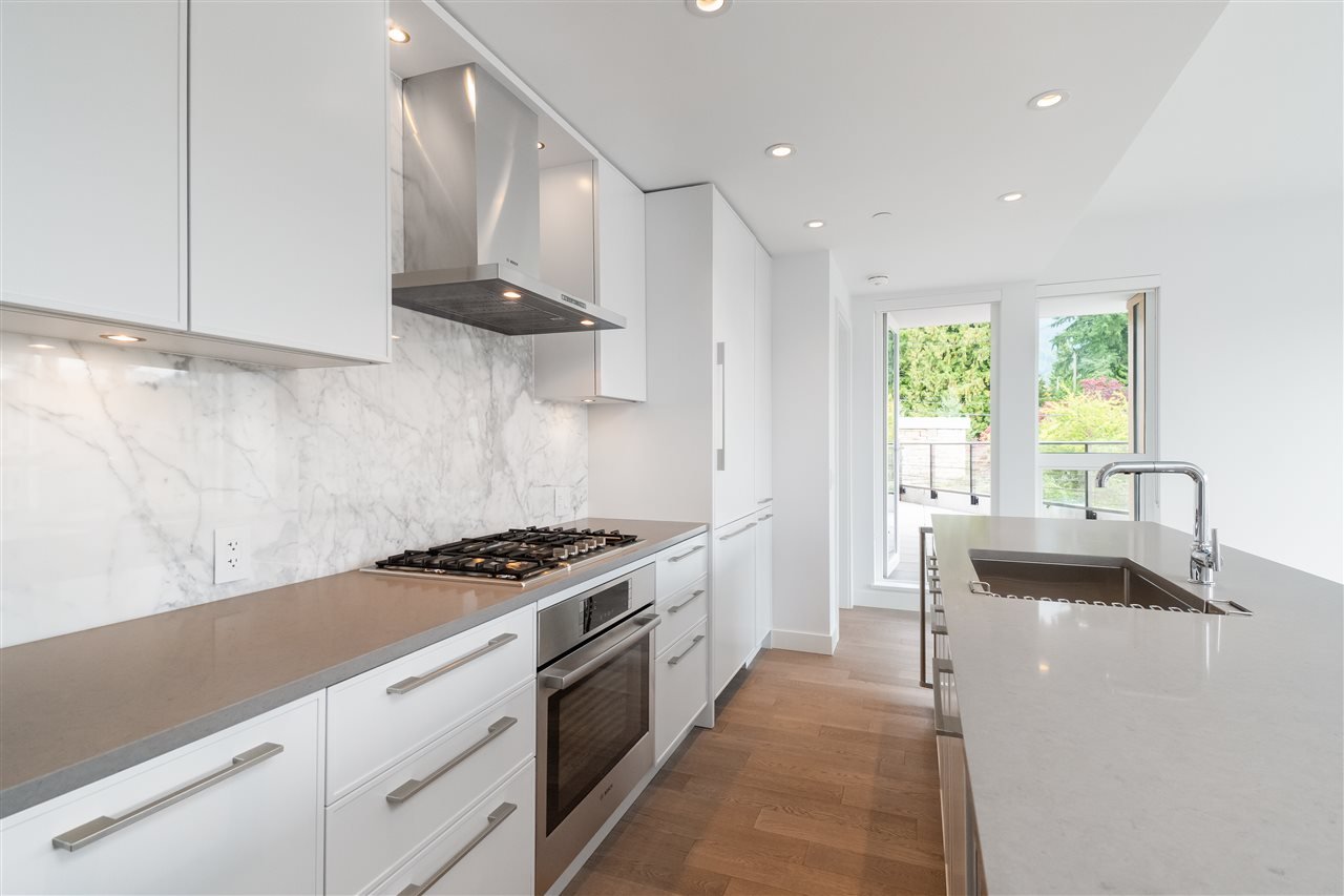 205-3230 Connaught Cres