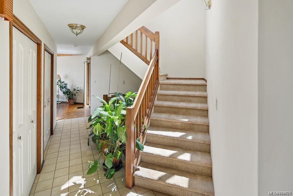 2270 Arbutus Rd