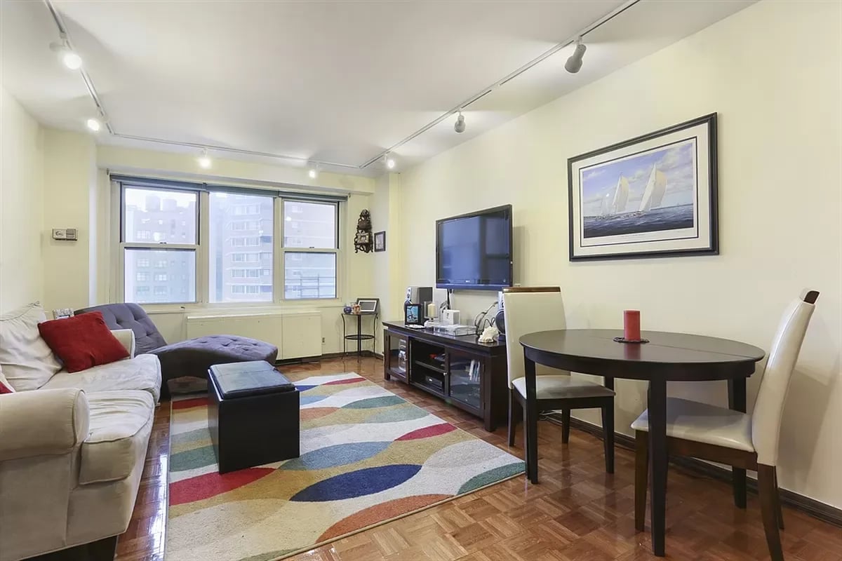 305 East 24th Street Unit: 10K