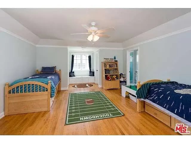 1555 Club View Dr