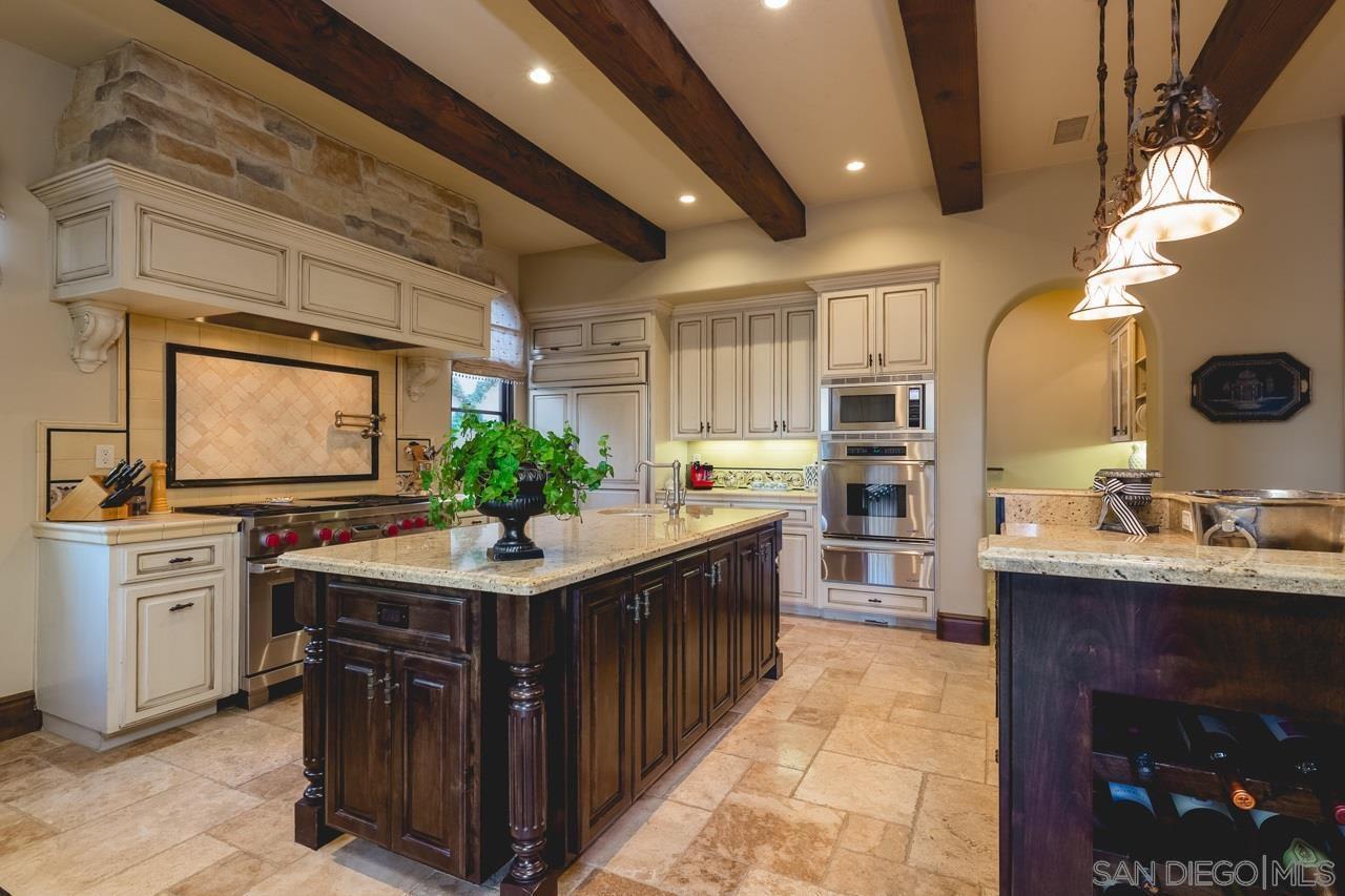 5860 Meadows Del Mar