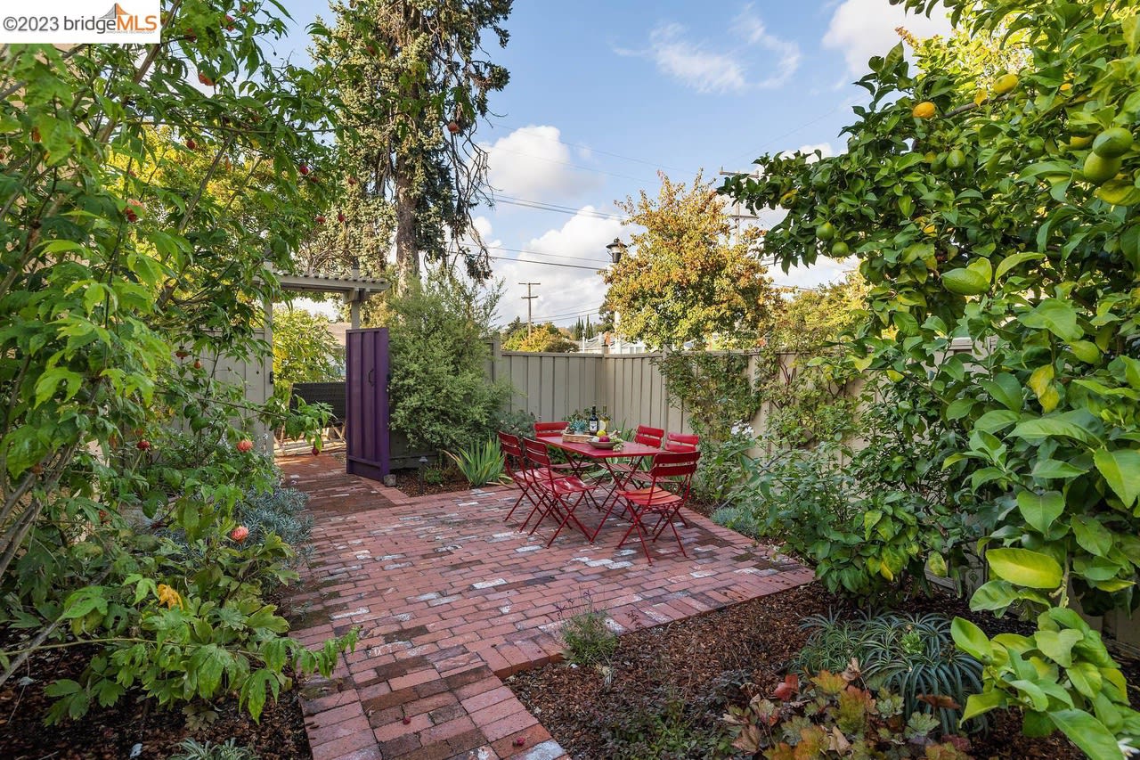 691 Victoria Ct