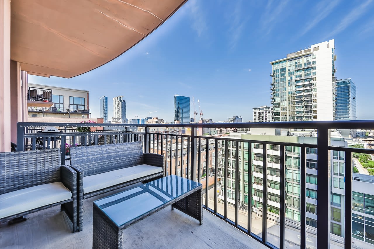 330 N Jefferson St (No. 907)