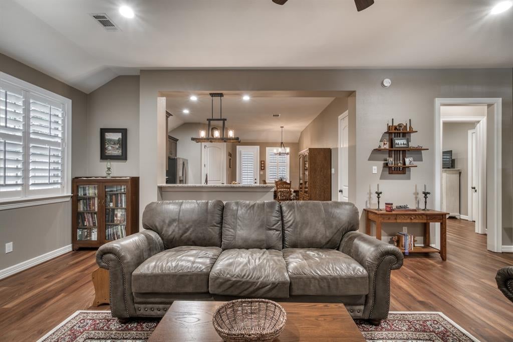 37 Briarwood Ln Bellville, Tx 77418