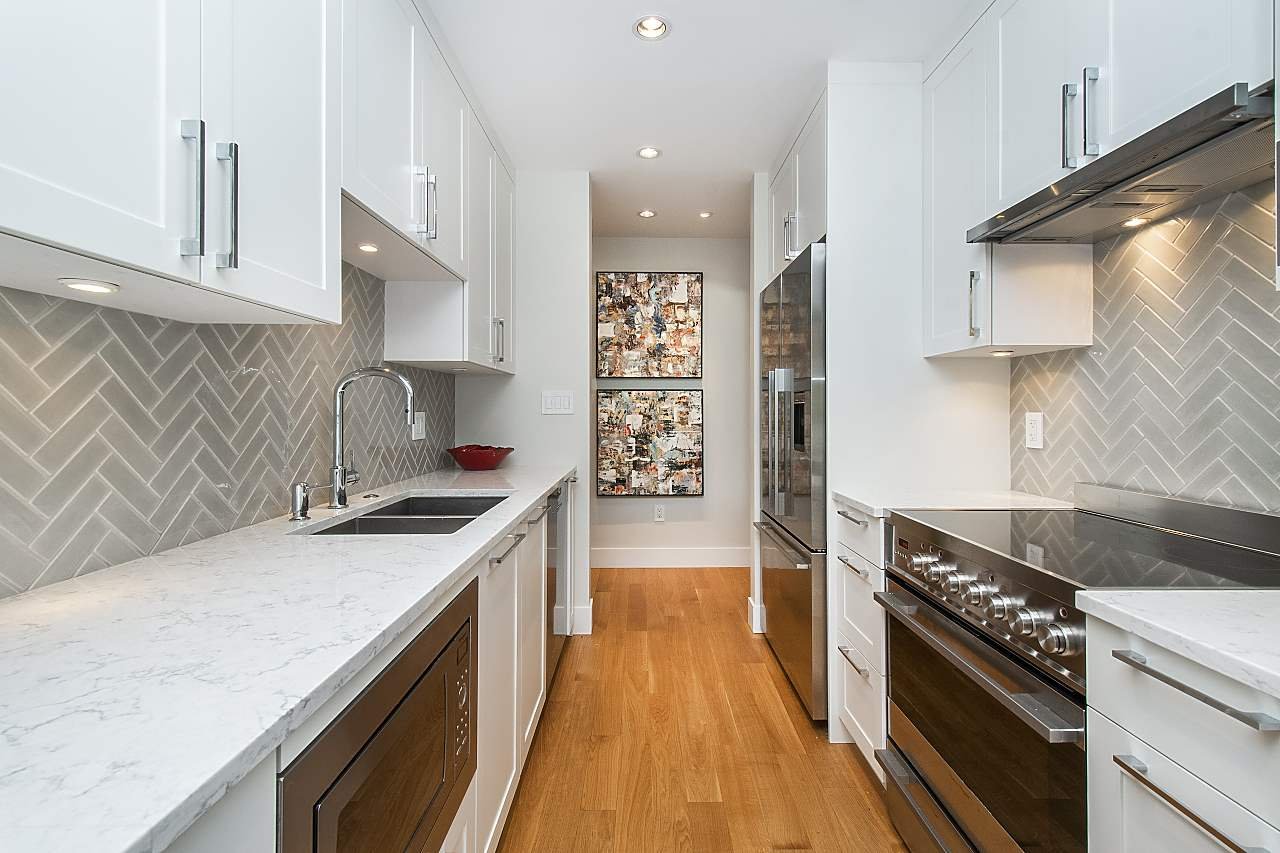 301-2255 York Ave
