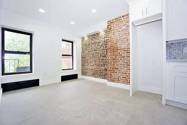 509 Van Buren Street Unit: 2R