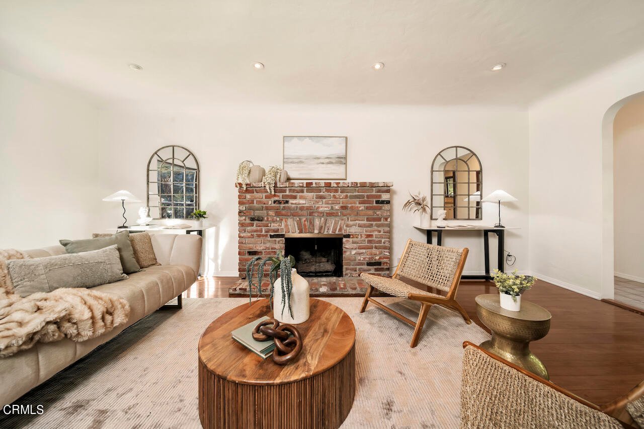 2642 Glenoaks Blvd