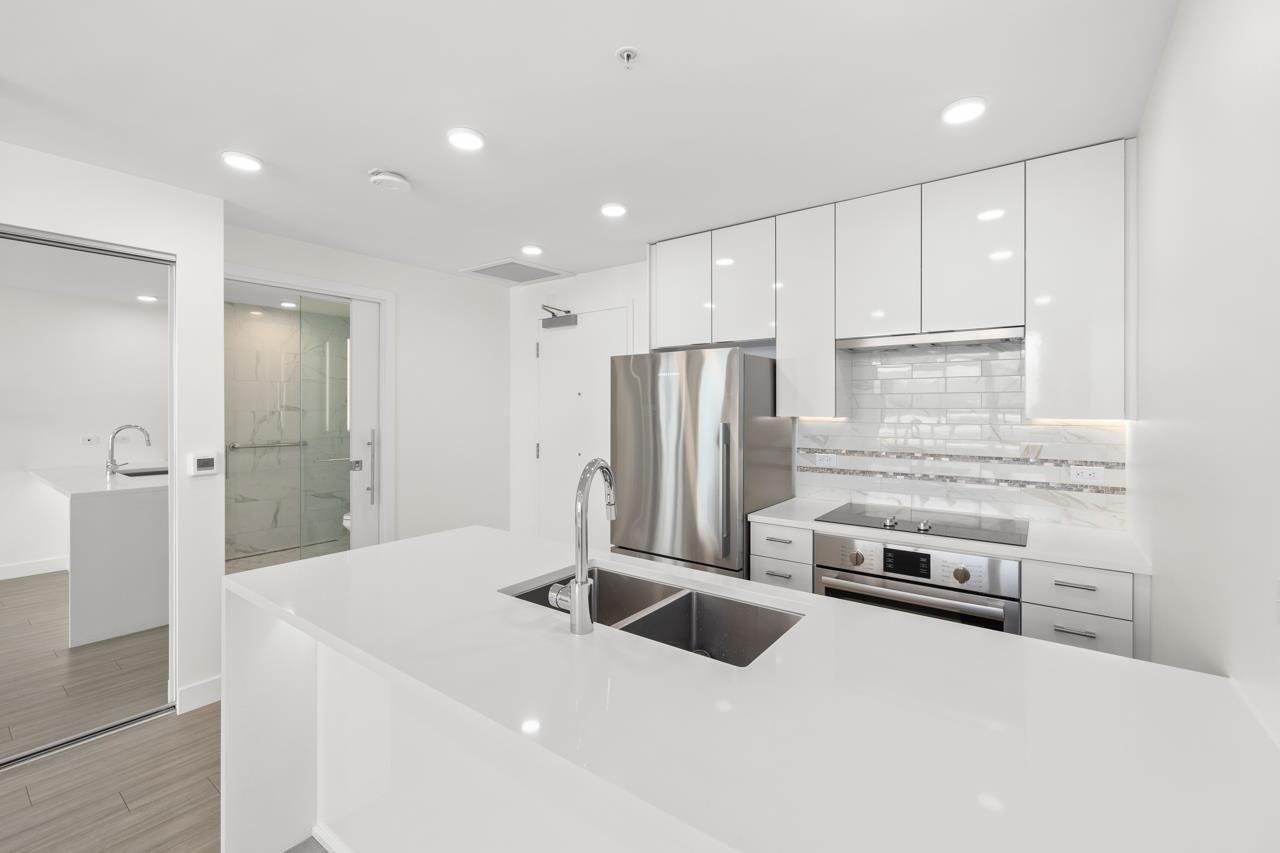 575-438 W King Edward Ave