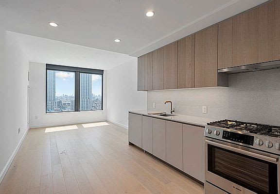 3 Court Square Unit: 1809