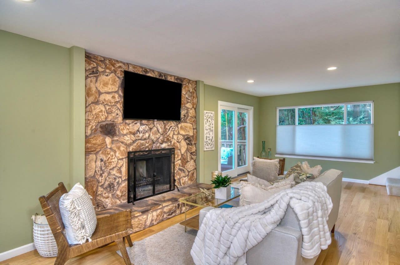 1896 Sunshine Valley Rd