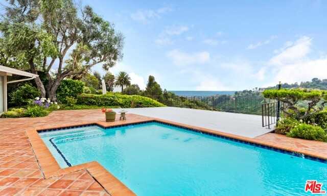 933 ENCHANTED WAY