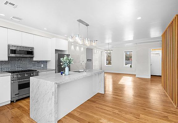 301 Bainbridge St.