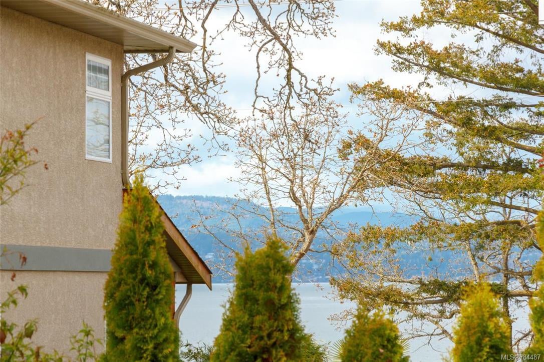 10100 Tsaykum Rd, North Saanich