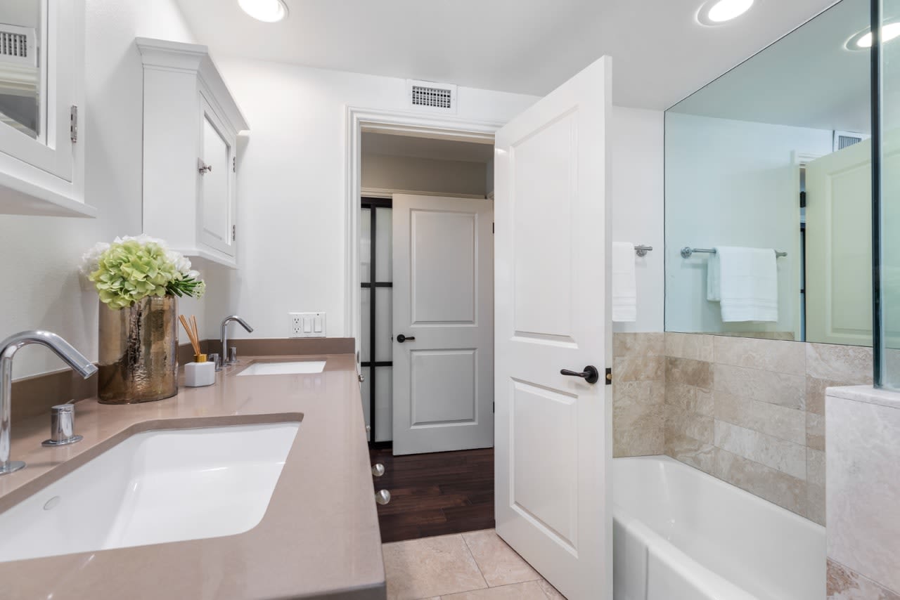 137 S Palm Drive #406