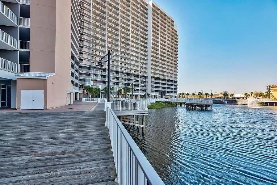 9860 S Thomas Drive Unit 1015