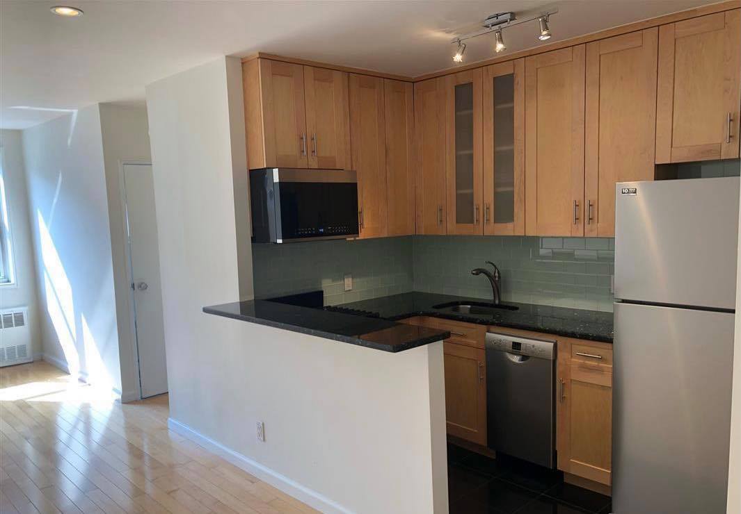 170 W 23rd St, #4R