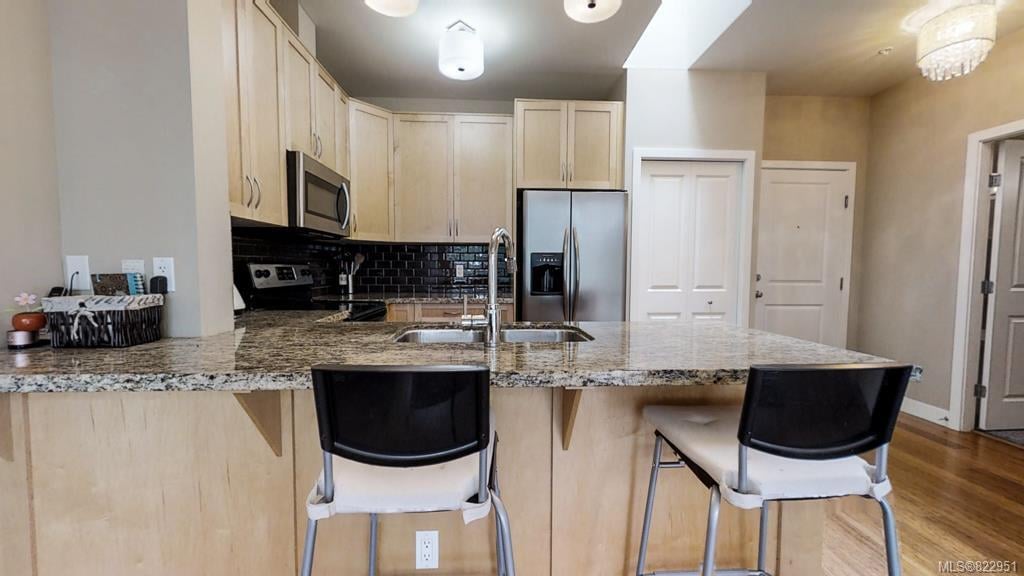 407-608 FairWy Ave