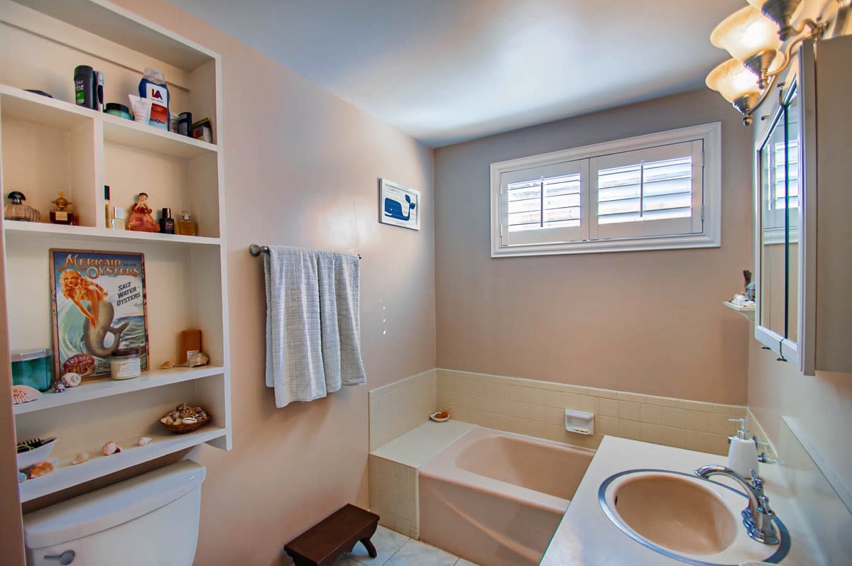5730 Gentry Ave Valley Village, CA