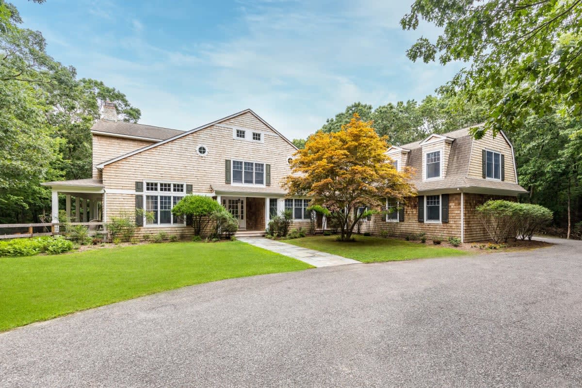 A Classic Bridgehampton Estate with a Range of Amenities