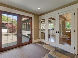 3900 Cadboro Bay Rd