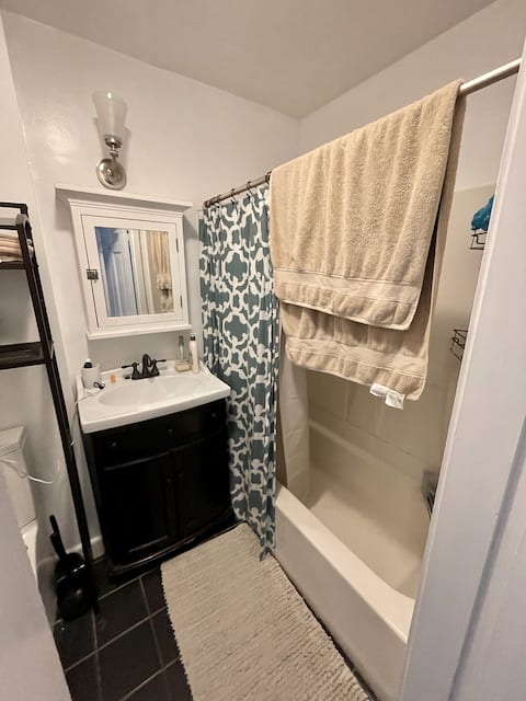 Warren Avenue - 2 bedroom 1 bathroom w. private Yard and In-unit Laundry! 