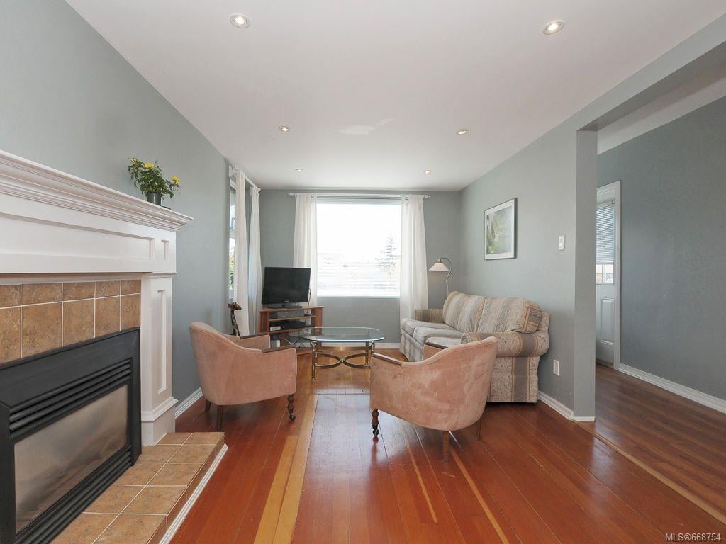 1990 Haultain St, Saanich