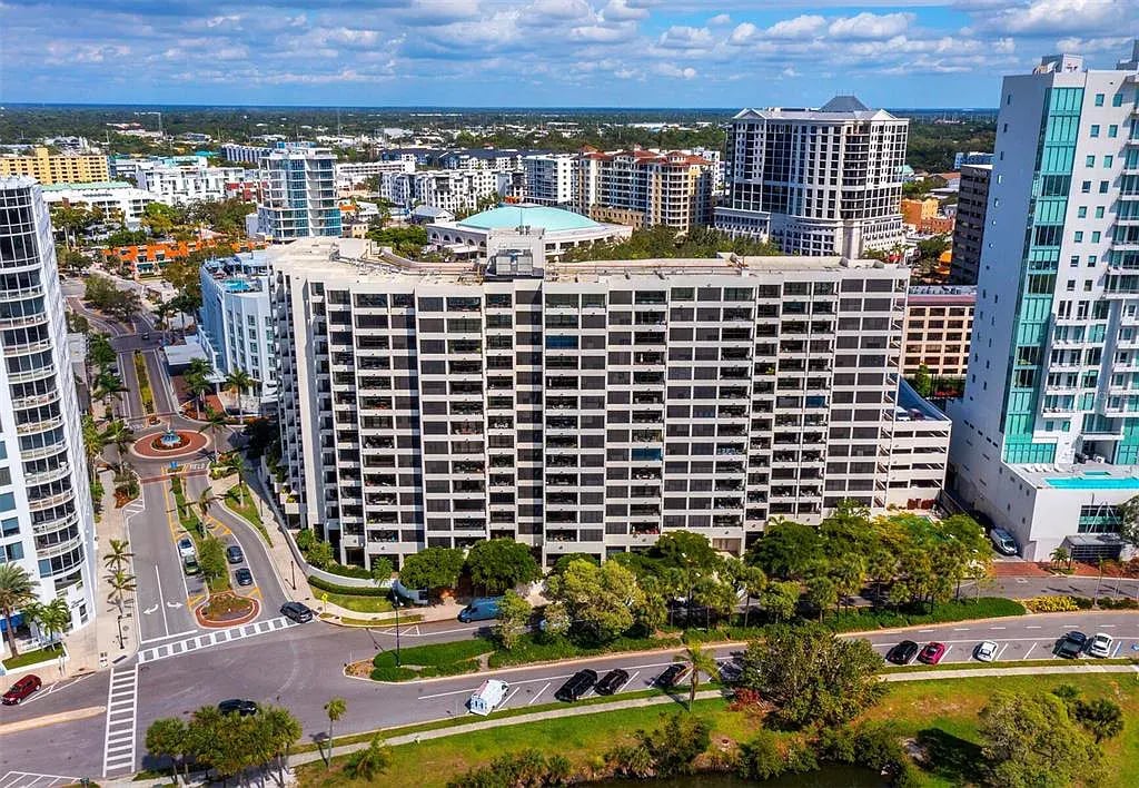 1255 N Gulfstream Ave APT 905