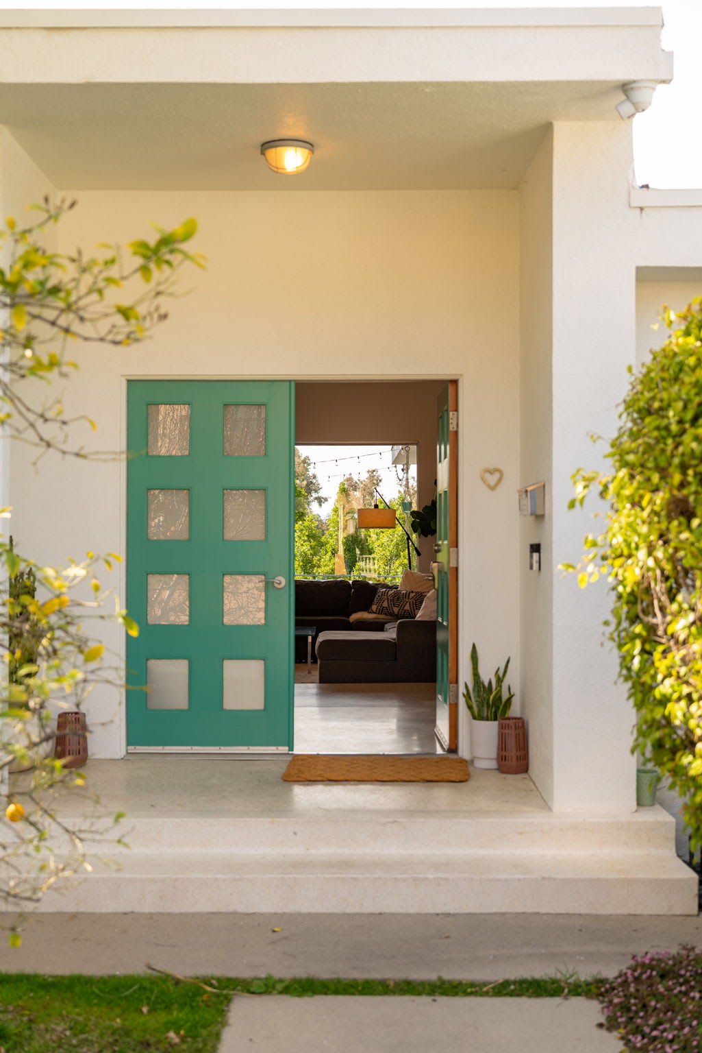 deLIGHTfull Mid Century in the Studio City "Donas"