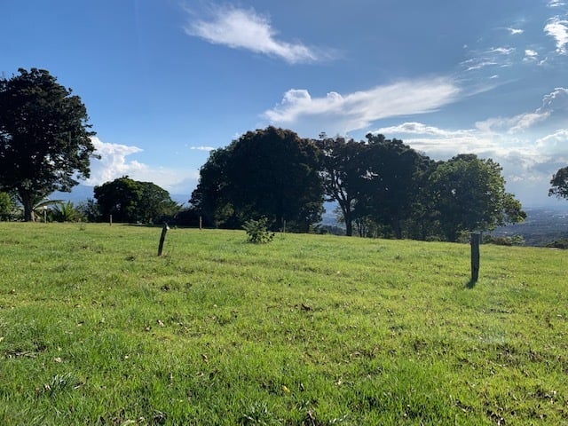 Vast Mountain Farm Acreage, Heredia