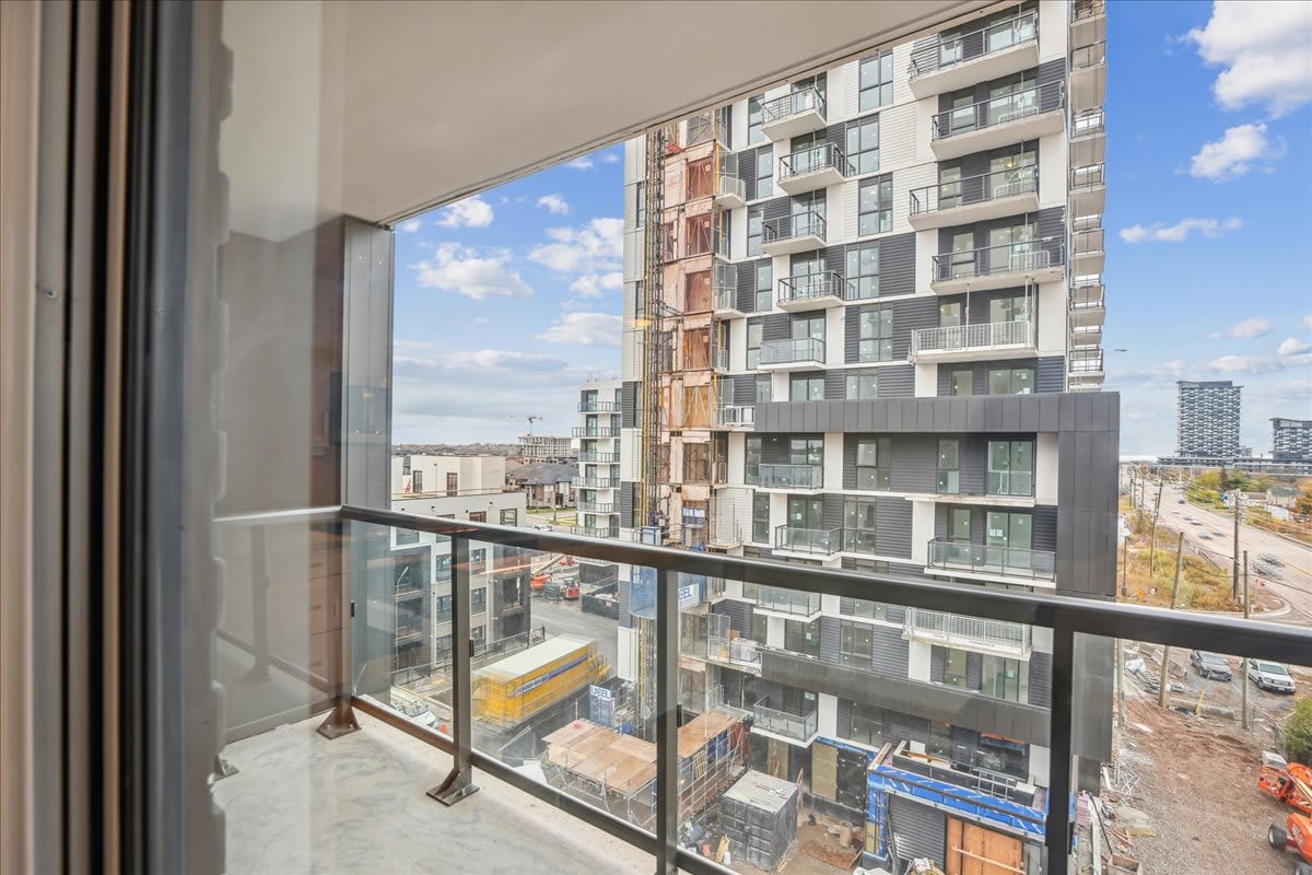 1 bed+ den in uptown core!