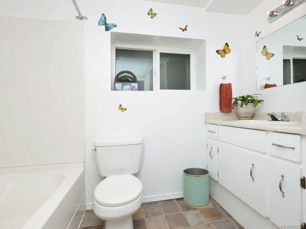 566 Ledsham Rd, Colwood