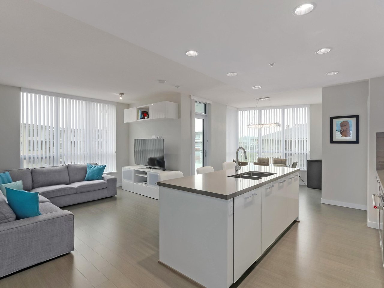 501-3093 Windsor Gate