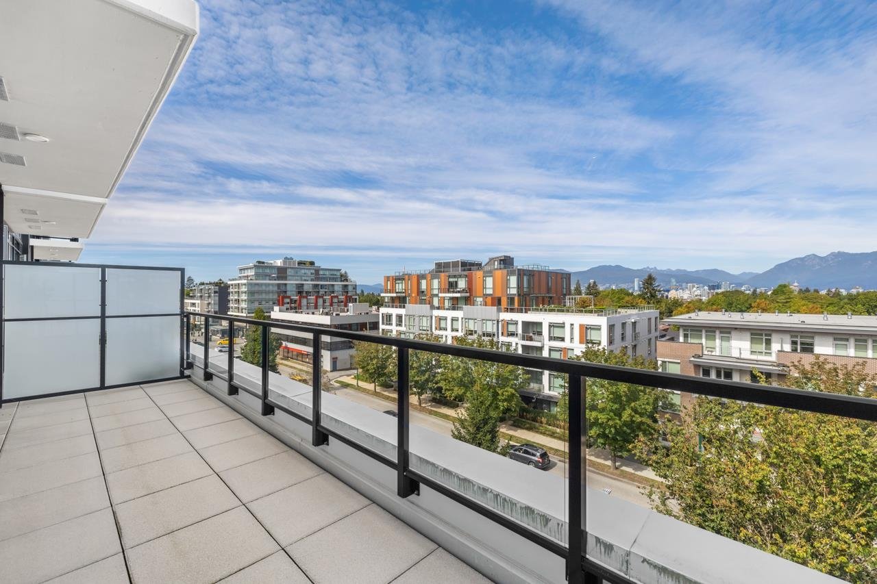575-438 W King Edward Ave