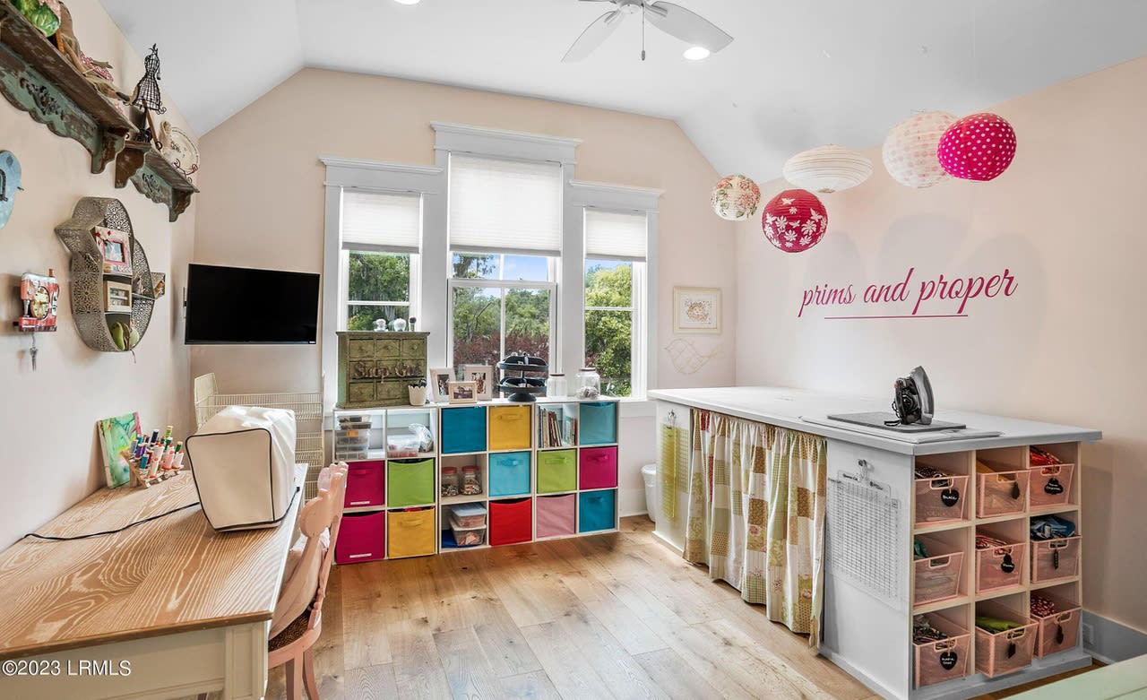 606 New St