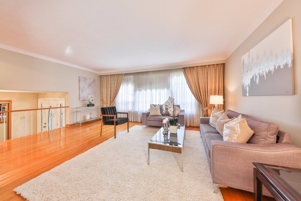 899 Hollowtree Cres