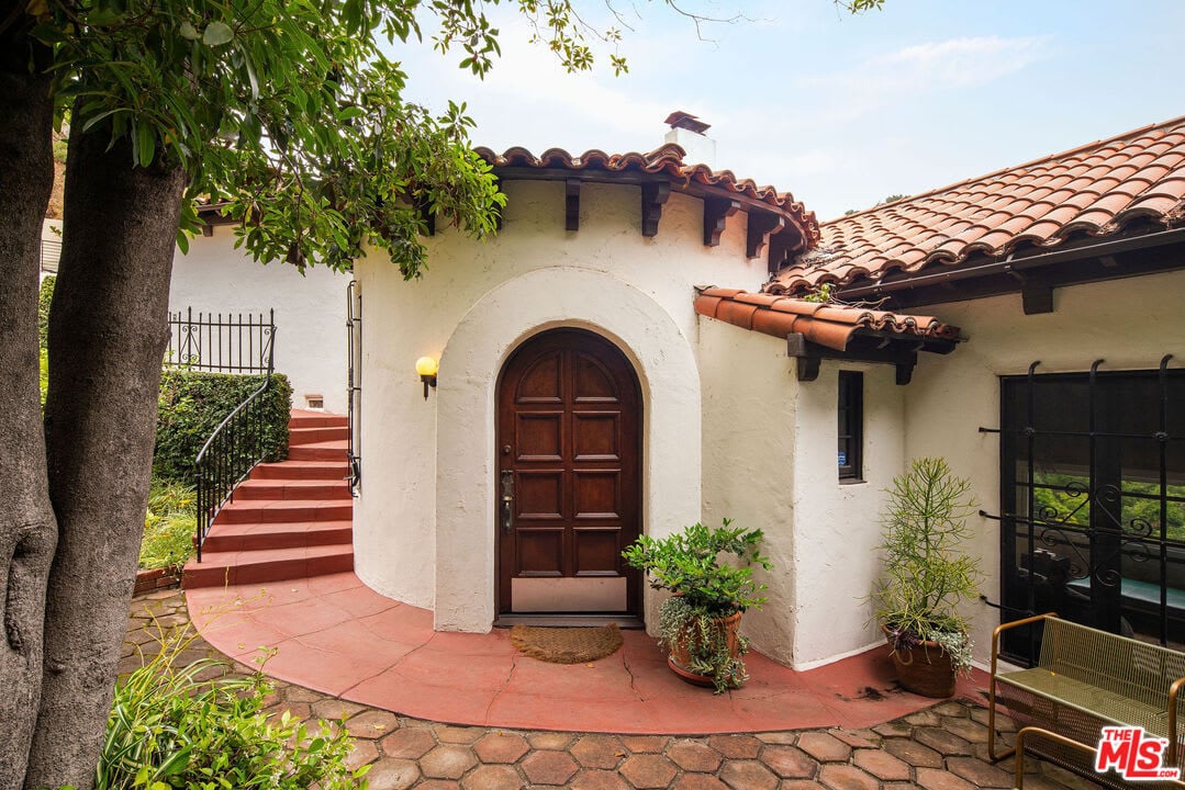 Romantic Beachwood Canyon Spanish