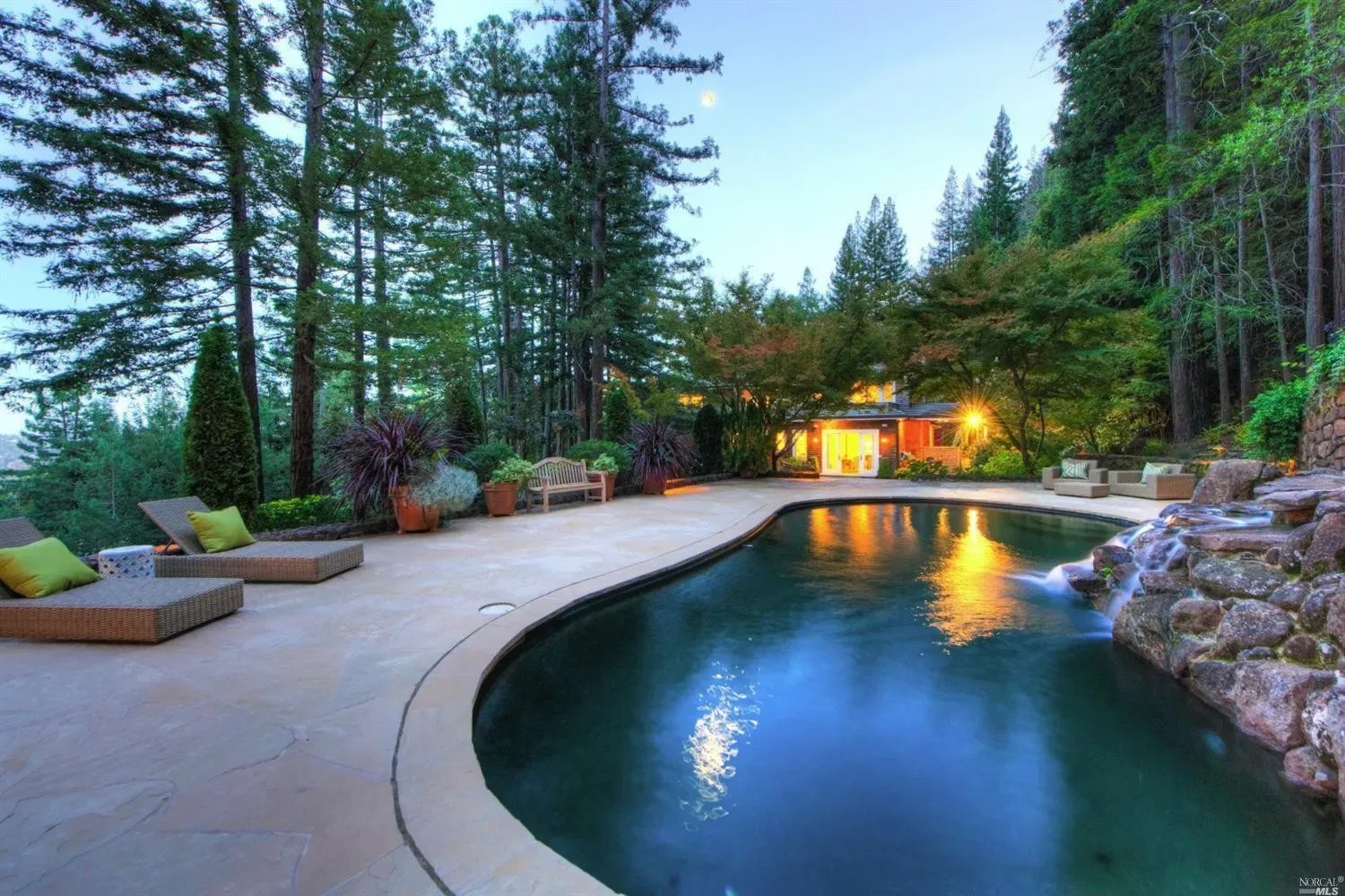 8 Woodland Pl