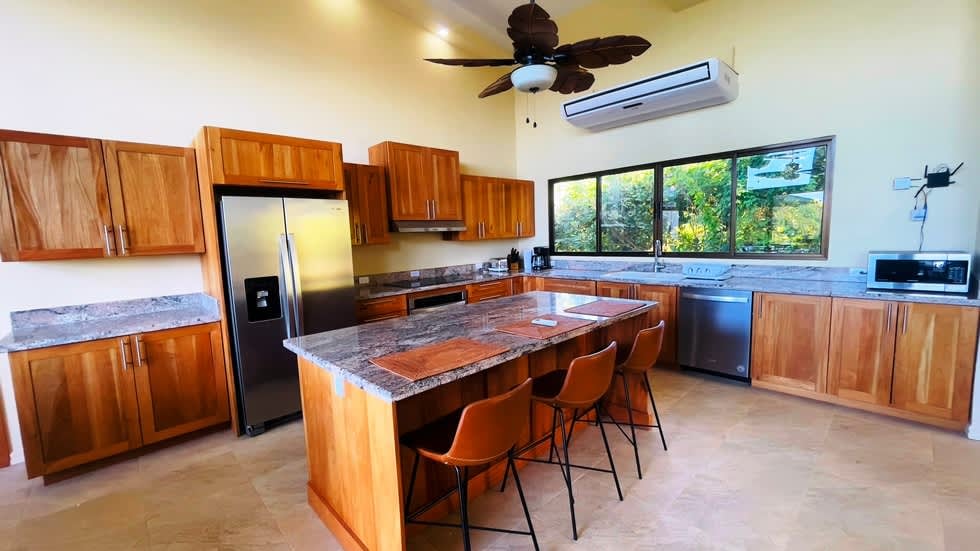 Casa Linda Vista with Ocean View Above Dominical Beach