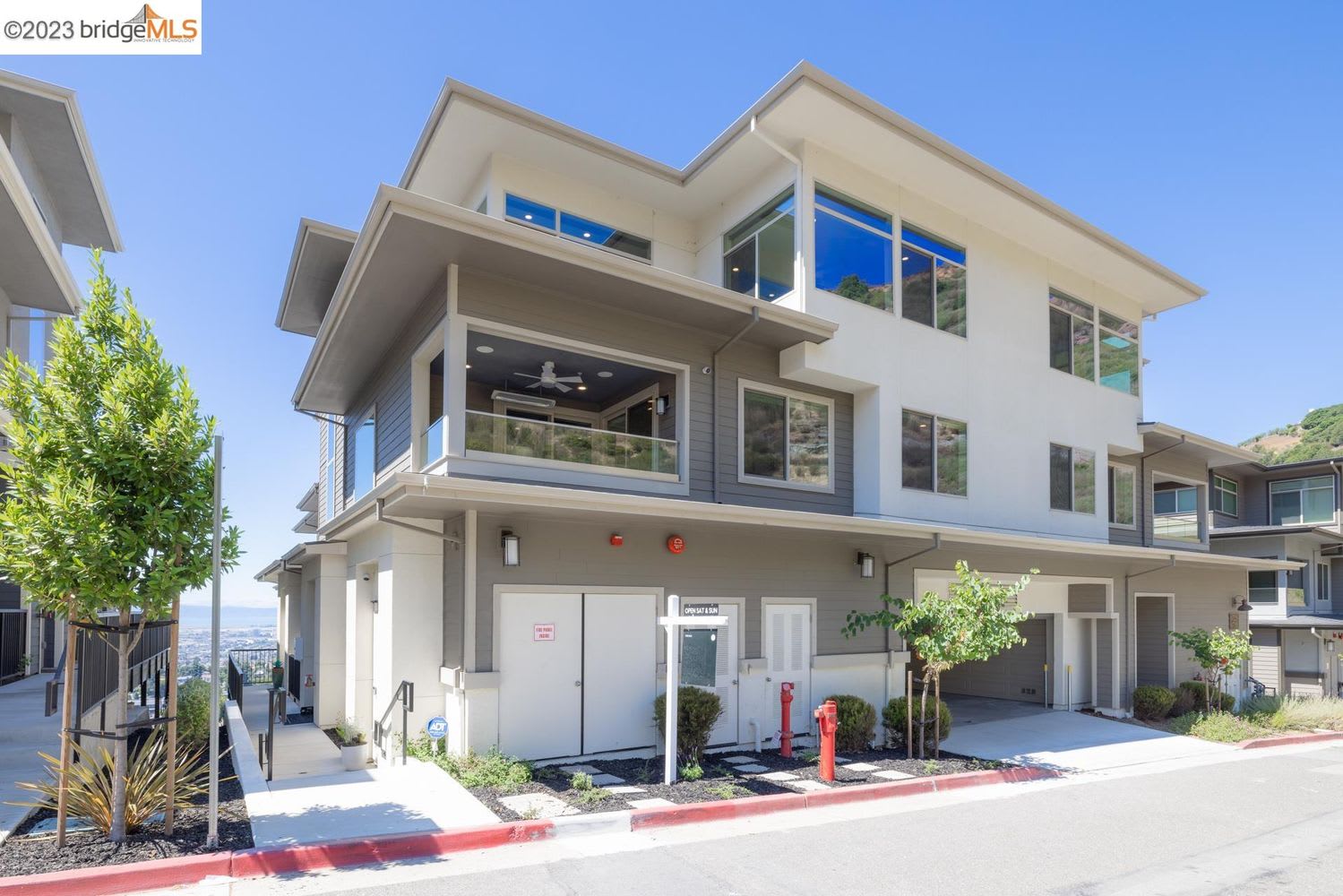 6731 Skyview Dr, Oakland, CA 94605