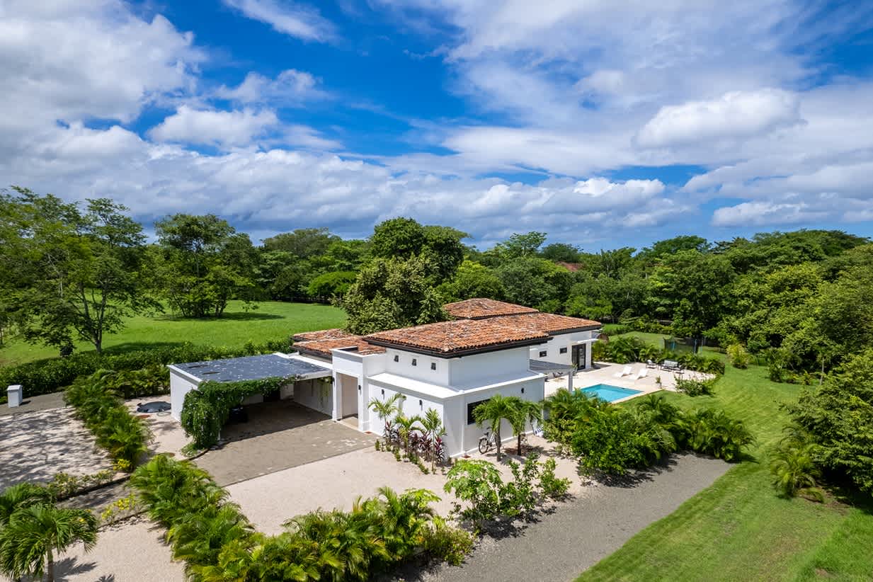 Casa Eloisa | 4 Bedroom Contemporary Home in Hacienda Pinilla