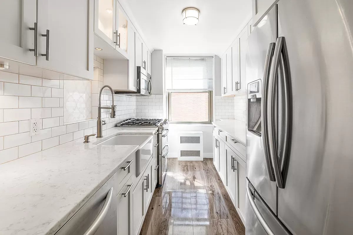 301 East 79th Street Unit: 4H