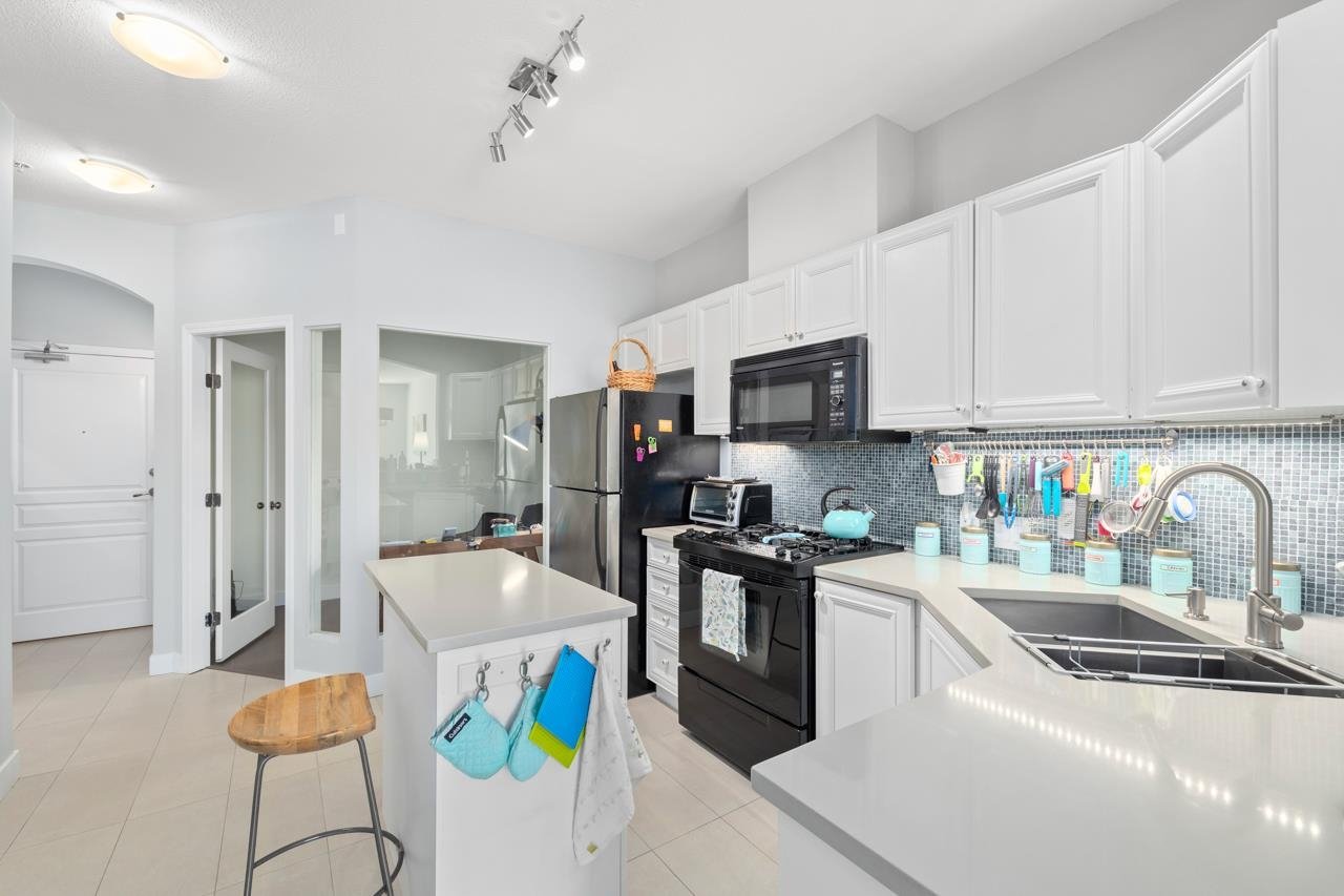 210-2175 Salal Dr