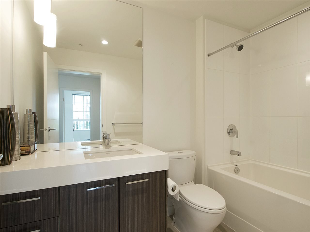 312-553 Foster Ave