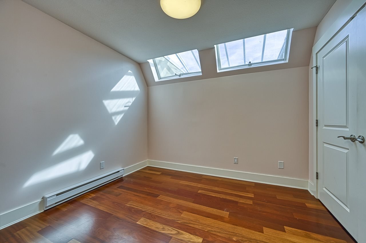 302-2455 Bellevue Ave
