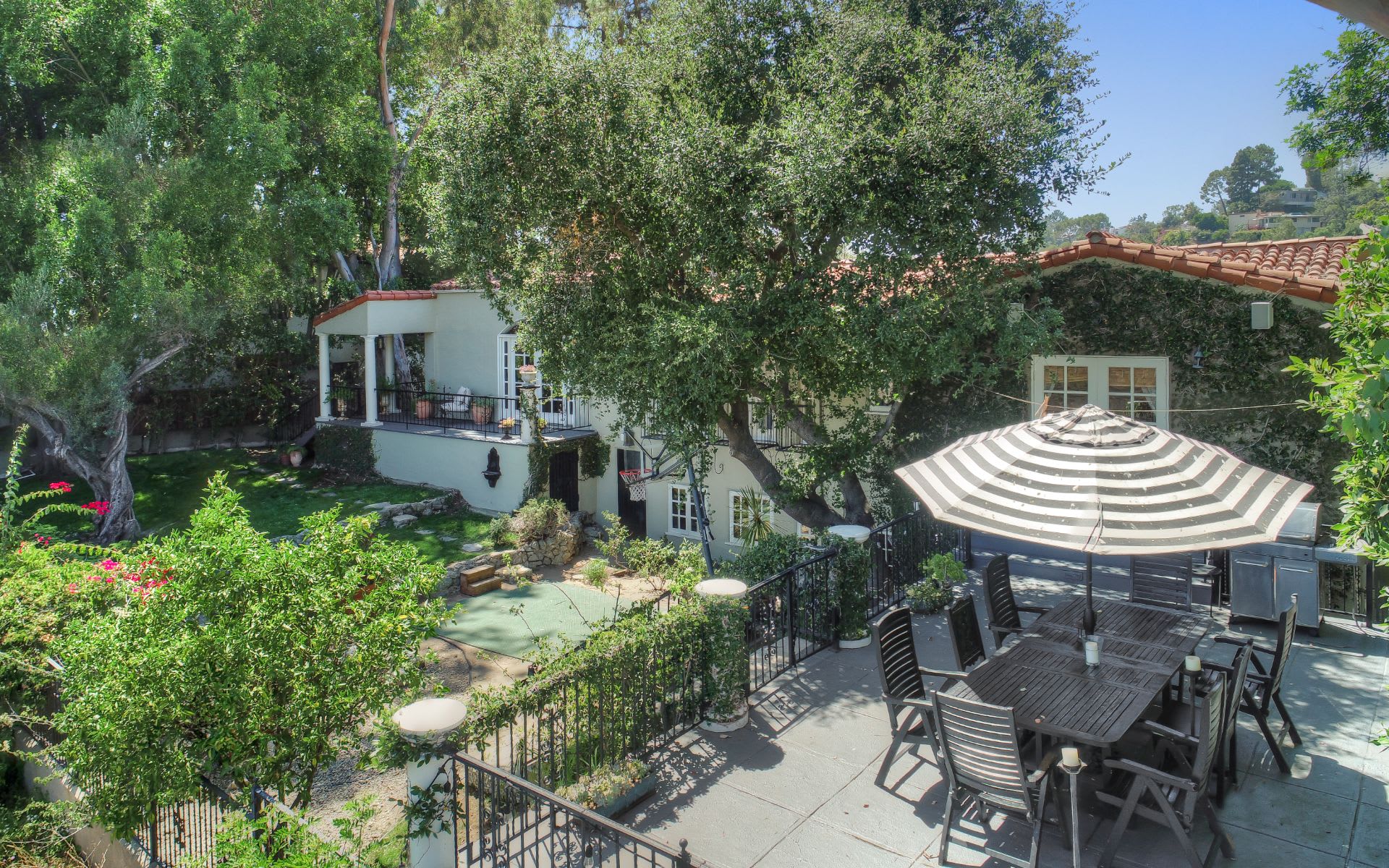  3110 Hollyridge Dr