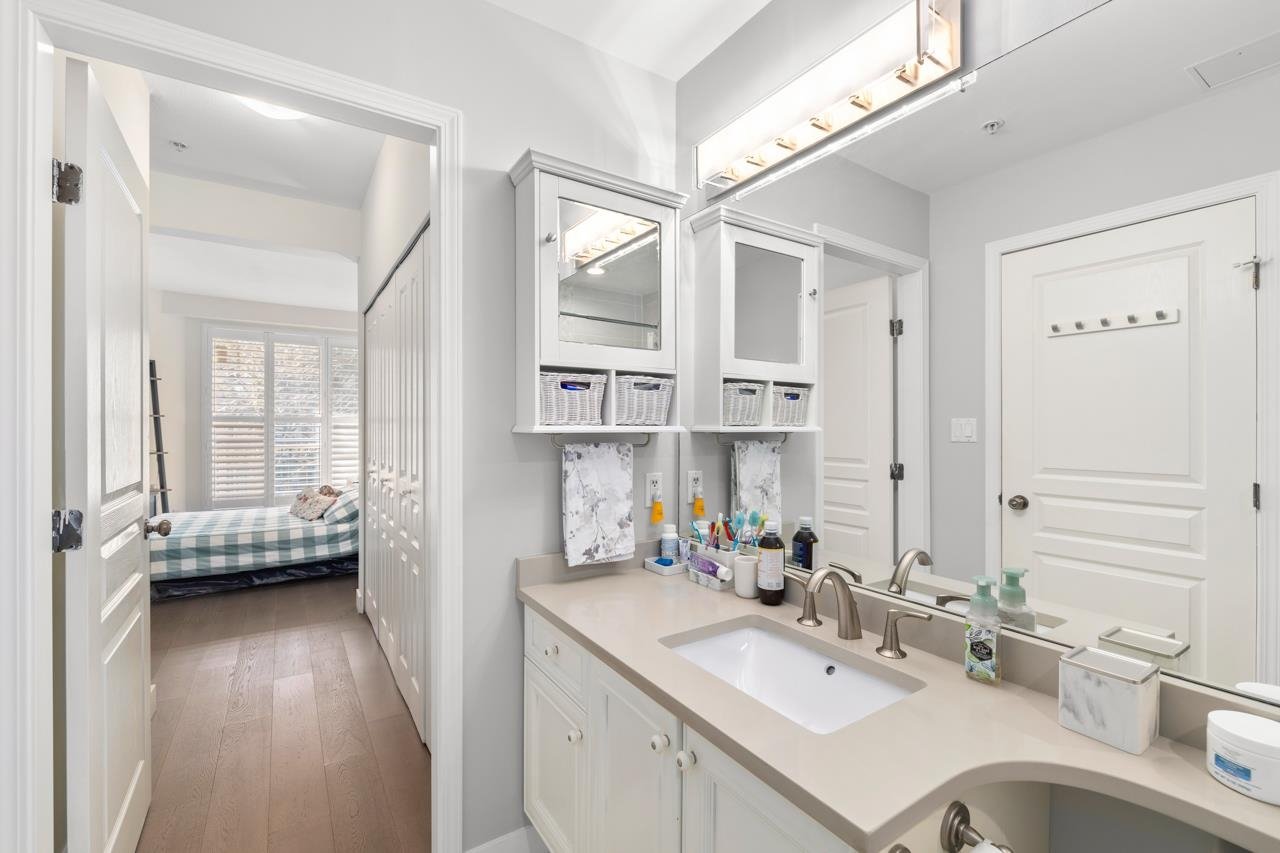 210-2175 Salal Dr