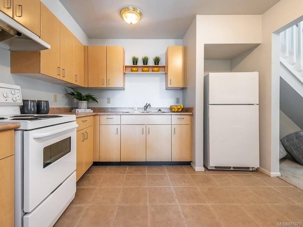 303-3225 Alder St