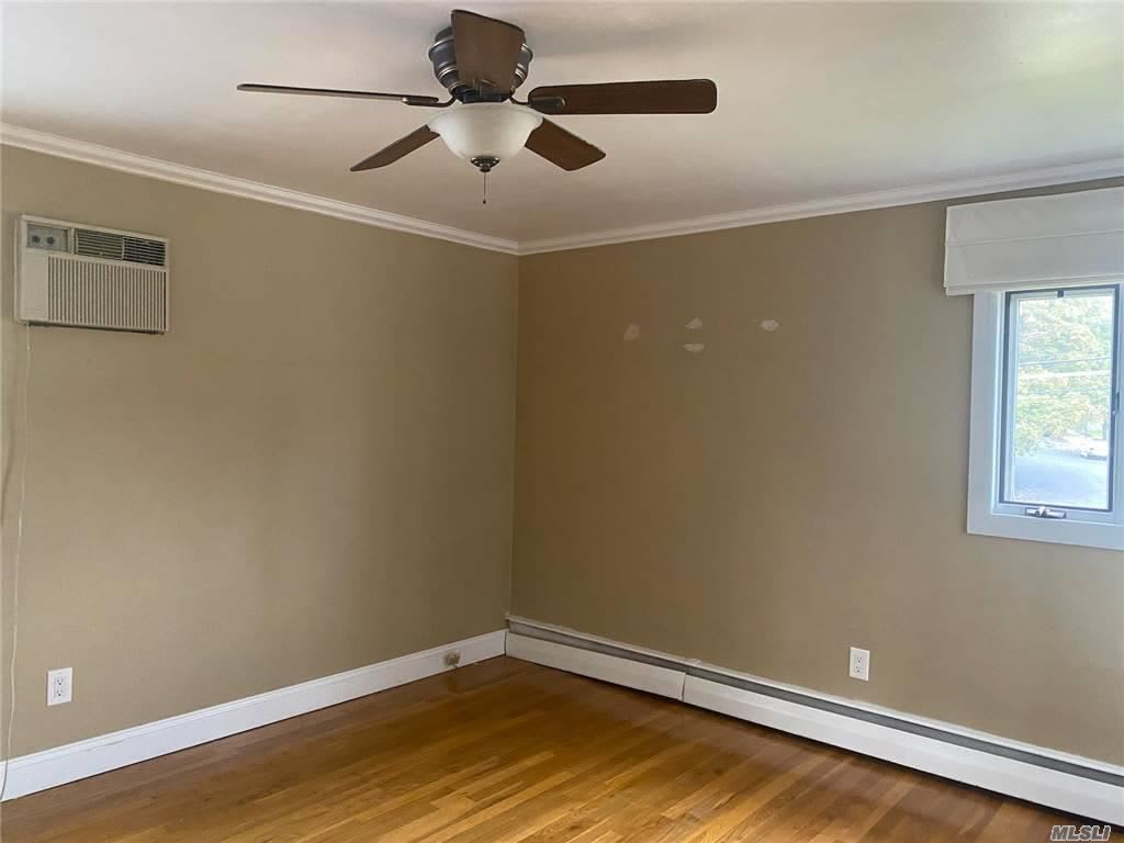 212 Haypath Rd, Old Bethpage