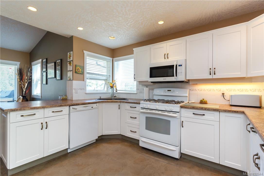2406 Fleetwood Crt, Langford