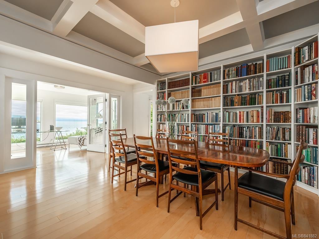 207 Beach Dr